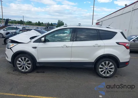 2017 Ford Escape Titanium z USA, uszkodzony, nr VIN 1FMCU9JD3HUD29461